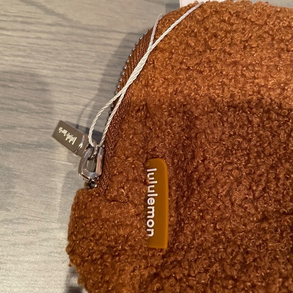 Fleece Belt-Bag Silver Hardware 1L NWOT - Picture 3 of 7